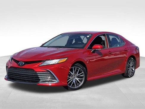 Used 2023 Toyota Camry XLE image 2