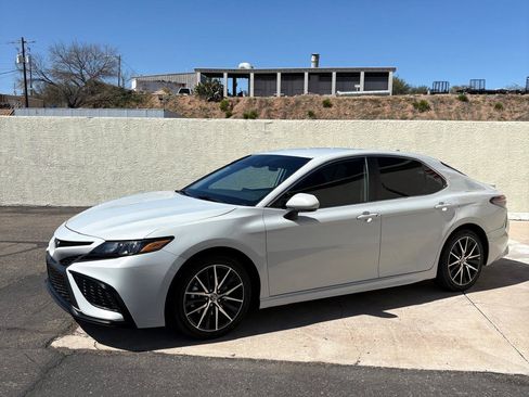 Used 2023 Toyota Camry SE image 2