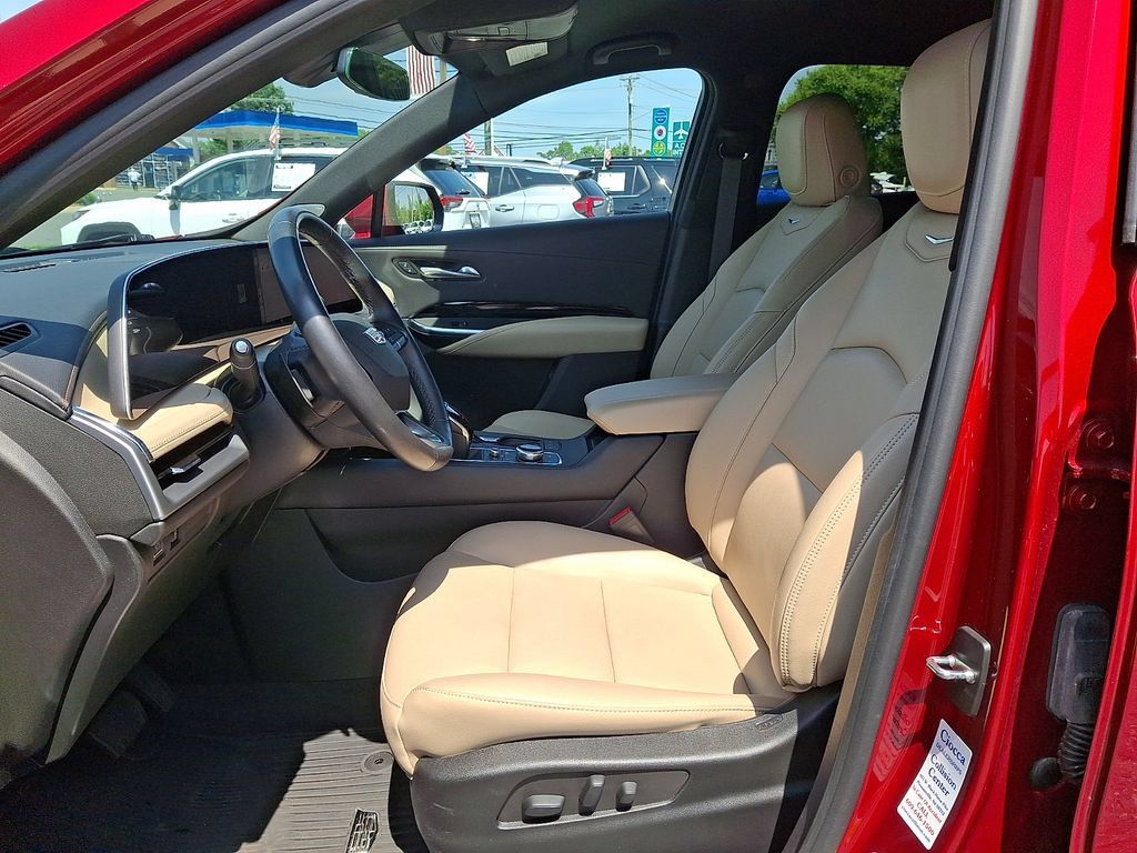 Used 2024 Cadillac XT4 Luxury w/ Cold Weather Package AWD/4WD image 14