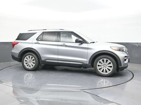 Used 2022 Ford Explorer Limited w/ Equipment Group 301A AWD/4WD image 18