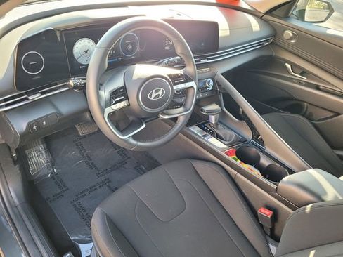 Used 2025 Hyundai Elantra SEL image 7