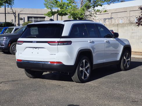 Certified 2023 Jeep Grand Cherokee Limited w/ Trailer Tow Prep Group (B) image 7