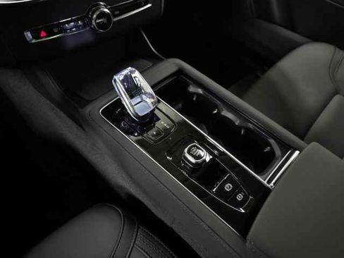 Certified 2025 Volvo XC90 B6 Plus image 34