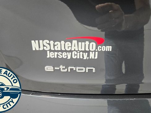 Used 2021 Audi e-tron Premium Plus w/ Premium Plus Package AWD/4WD image 31