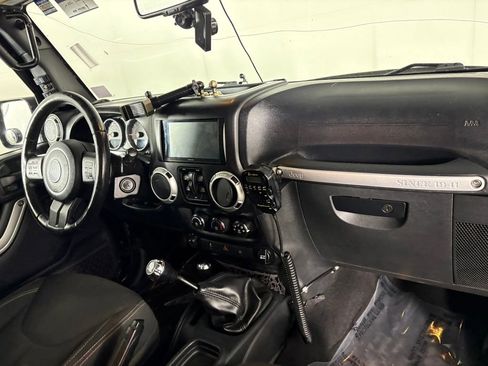Used 2016 Jeep Wrangler Unlimited Sahara w/ Connectivity Group AWD/4WD image 30