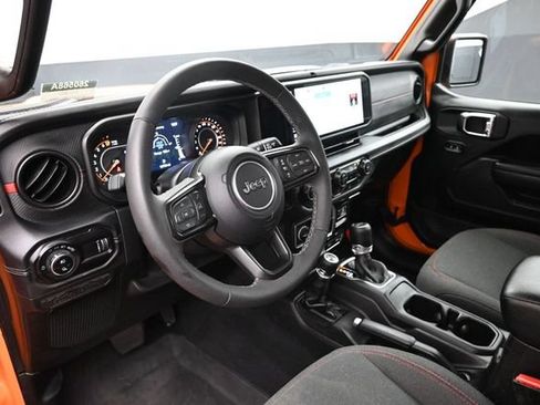 Used 2025 Jeep Gladiator Rubicon w/ Convenience Group AWD/4WD image 14