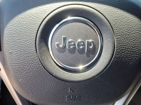 Used 2019 Jeep Grand Cherokee Laredo RWD image 15