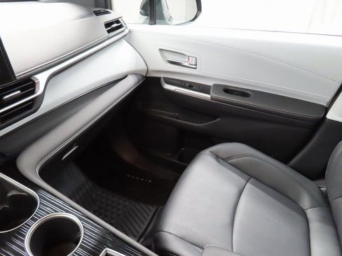 Used 2025 Toyota Sienna XSE image 19