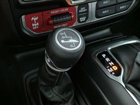 Used 2025 Jeep Wrangler Unlimited Rubicon w/ Convenience Group AWD/4WD image 22