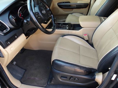 Used 2017 Kia Sedona LX w/ LX Essentials Premium Package image 6