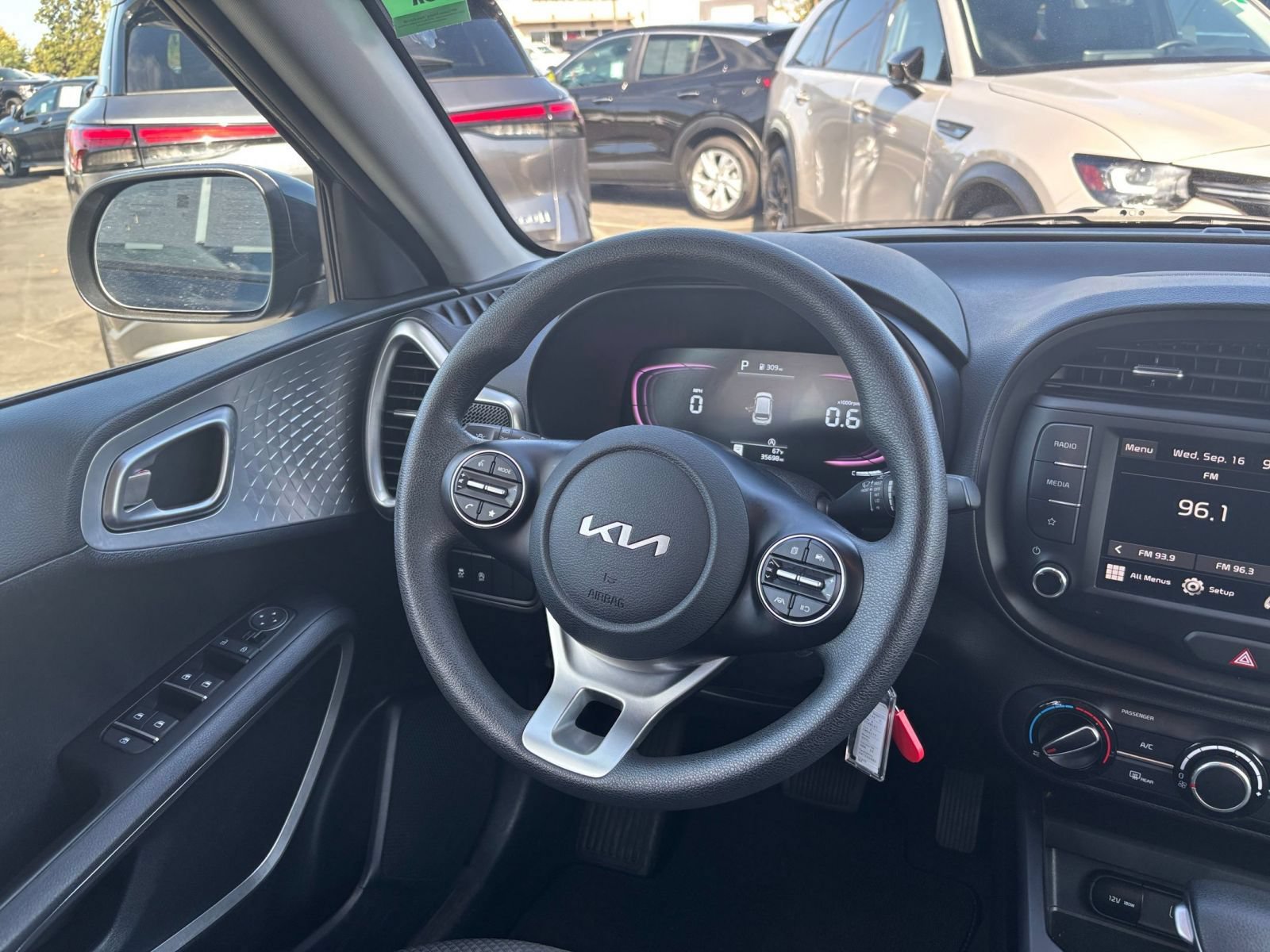 Used 2025 Kia Soul LX w/ LX Technology Package FWD image 31