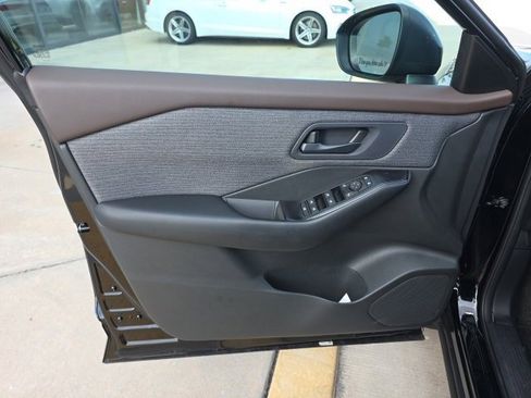 Used 2023 Nissan Rogue S image 11