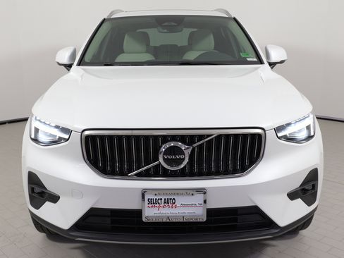 Used 2024 Volvo XC40 B5 Plus w/ Climate Package image 5