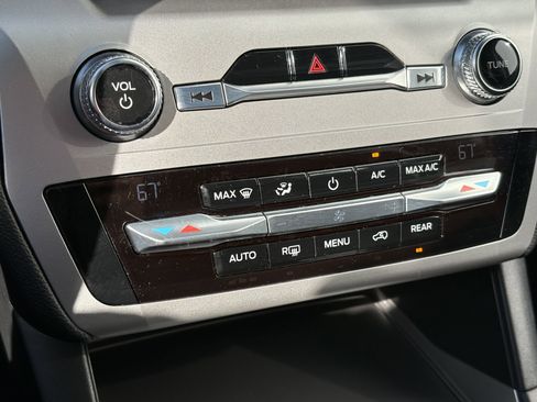 Used 2020 Ford Explorer XLT image 24