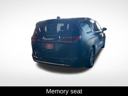 Used 2023 Chrysler Pacifica Touring-L FWD image 16