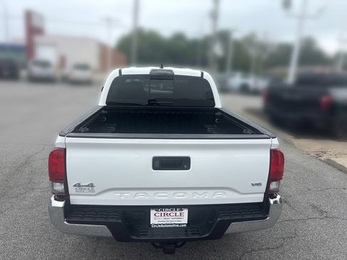 Used 2018 Toyota Tacoma SR5 AWD/4WD image 6