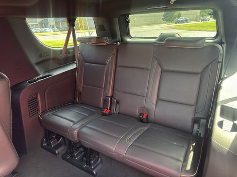 Used 2023 Chevrolet Suburban Premier AWD/4WD image 19