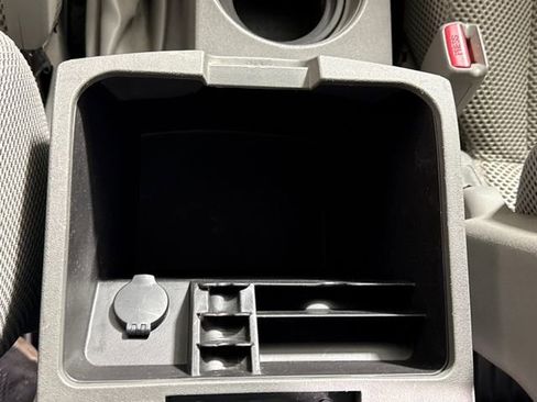 Used 2010 Nissan Frontier SE image 18