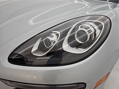 Used 2018 Porsche Macan image 46