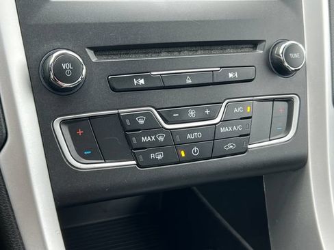 Used 2016 Ford Fusion SE FWD image 24
