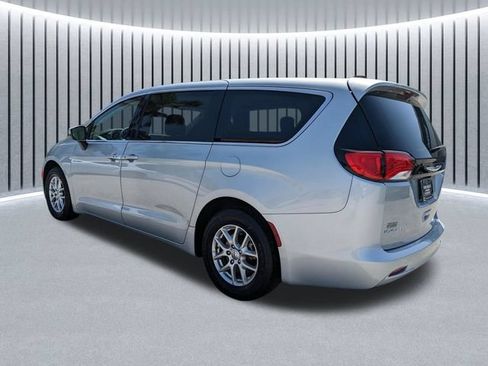 Used 2022 Chrysler Voyager LX FWD image 6