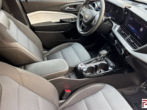 Certified 2025 Chevrolet Trax LT FWD image 17