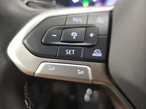 Used 2025 Volkswagen Tiguan SE AWD/4WD image 19