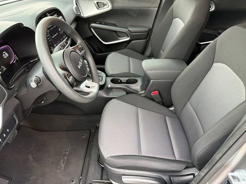 Used 2025 Kia Soul LX w/ LX Technology Package FWD image 9