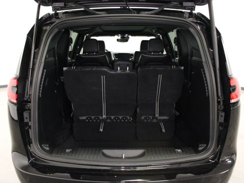 Used 2026 Chrysler Pacifica Limited w/ S Appearance Package FWD image 13