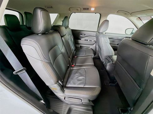 Used 2025 Nissan Pathfinder SL AWD/4WD image 27