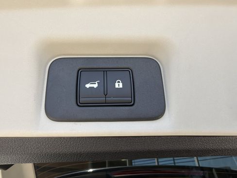 Used 2025 Nissan Ariya FWD image 35
