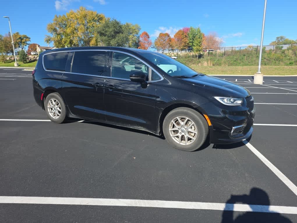 Used 2025 Chrysler Pacifica Select FWD image 2