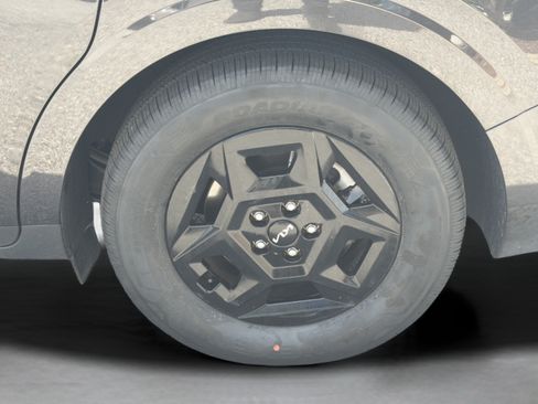 Certified 2025 Kia Carnival FWD image 27
