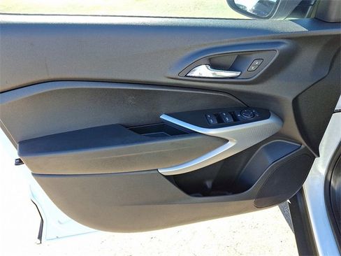 Used 2025 Chevrolet Trax LS w/ LS Convenience Package image 9