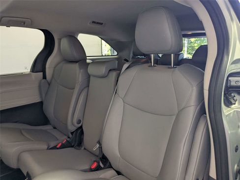 Used 2024 Toyota Sienna XLE FWD image 32