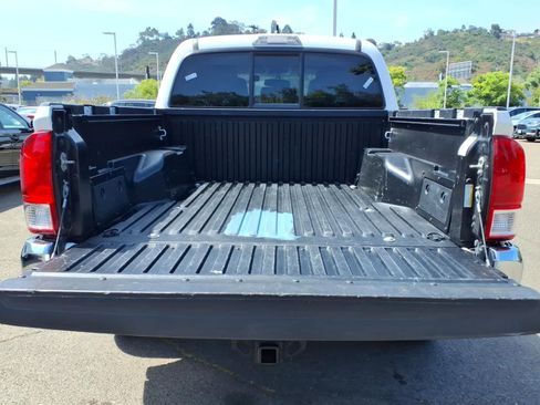Used 2017 Toyota Tacoma SR5 w/ Tow Package RWD image 6