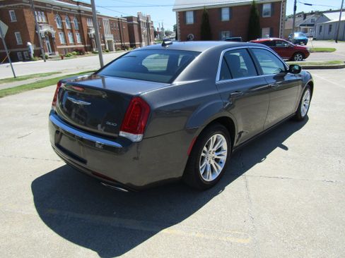 Used 2018 Chrysler 300 Touring w/ Driver Convenience Group image 3