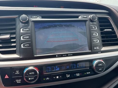 Used 2019 Toyota Highlander XLE AWD/4WD image 29