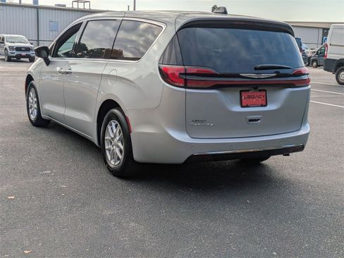 New 2026 Chrysler Pacifica Select image 5