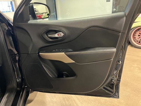 Used 2018 Jeep Cherokee Latitude w/ Cold Weather Group image 36