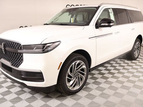 New 2026 Lincoln Navigator L Reserve AWD/4WD image 11
