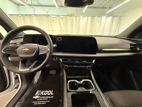 Used 2025 Chevrolet Traverse LT w/ Driver Confidence Package image 17