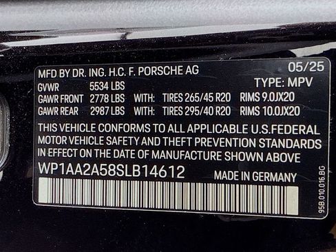 Certified 2025 Porsche Macan AWD/4WD image 12