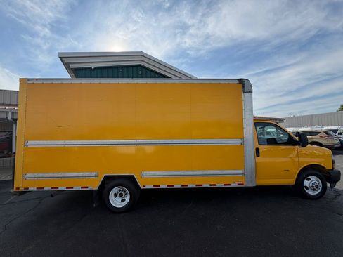 Used 2018 GMC Savana 3500 Extended w/ Driver Convenience Package RWD image 2