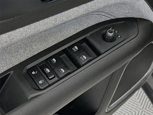 Used 2024 Jeep Compass Latitude image 20