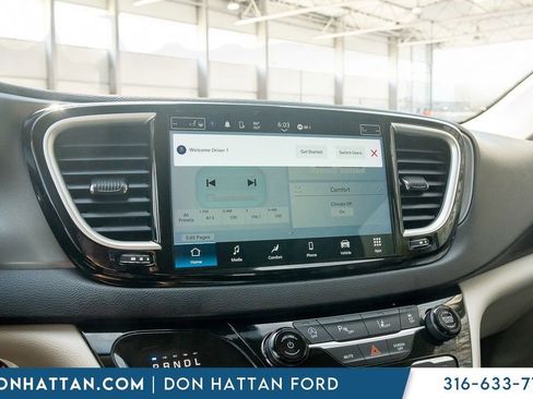 Used 2023 Chrysler Pacifica Touring-L image 7