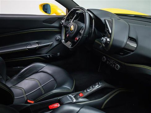 Used 2018 Ferrari 488 GTB RWD image 33