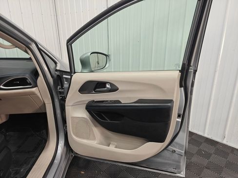 Used 2021 Chrysler Pacifica Touring-L w/ Uconnect Theater Family Group FWD image 21