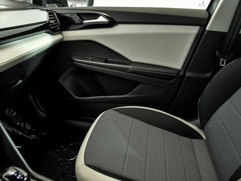 Certified 2025 Volkswagen Taos S image 17