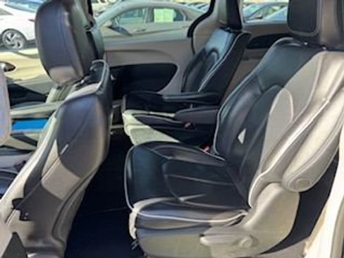 Used 2023 Chrysler Pacifica Limited image 10